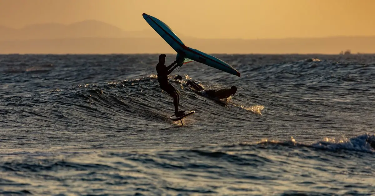 Explorer le foil surf : techniques et astuces