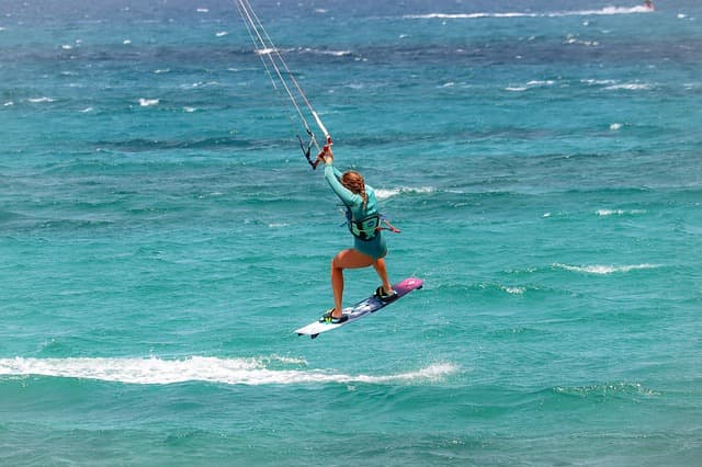 Les meilleures techniques pour maîtriser le kite-surf